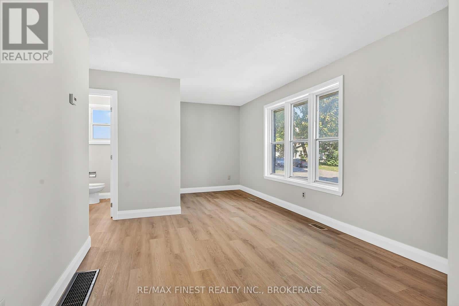 3 FOSTER STREET — Kingston (Central City West), Ontario - Photo 2 of 29