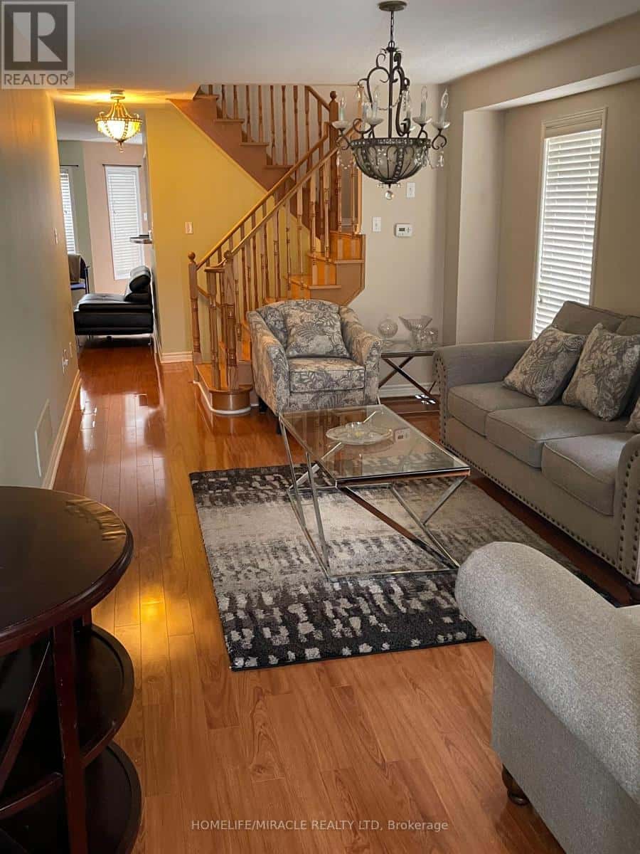 26 PENBRIDGE CIRCLE — Brampton (Brampton North), Ontario - Photo 2 of 19