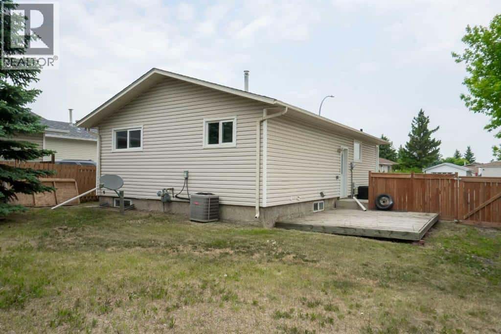 8325 101 Ave — Peace River, Alberta - Photo 3 of 17