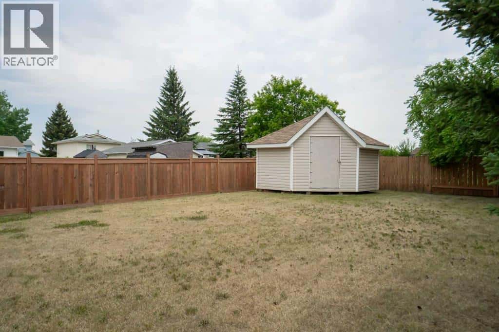 8325 101 Ave — Peace River, Alberta - Photo 4 of 17