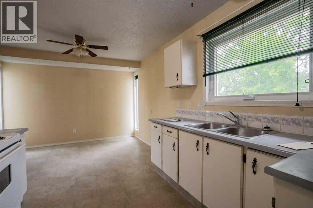 8325 101 Ave — Peace River, Alberta - Photo 5 of 17