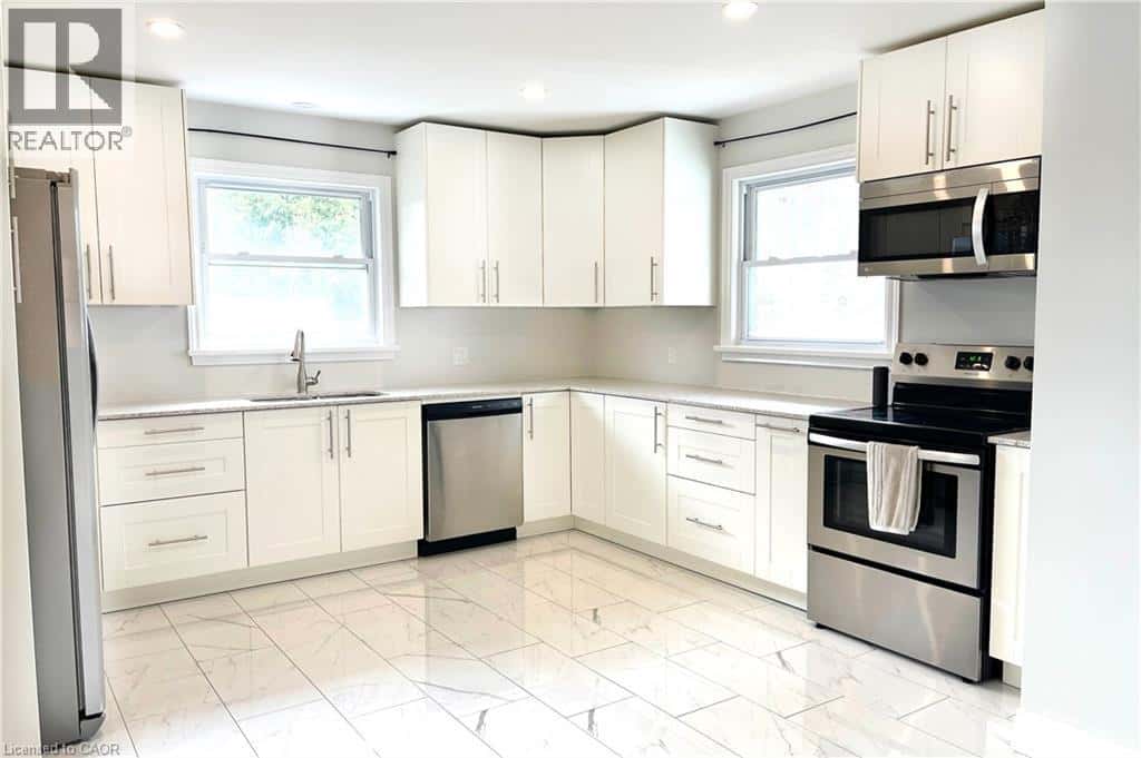 557 LAKE Street — St. Catharines, Ontario - Photo 3 of 34