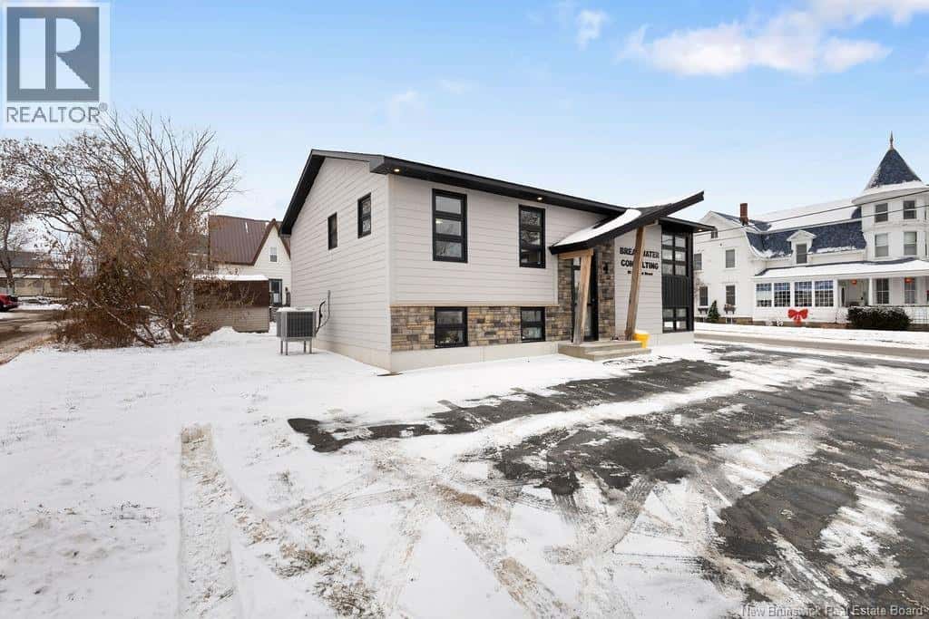 85 Pleasant Street — Miramichi, New Brunswick - Photo 2 of 35