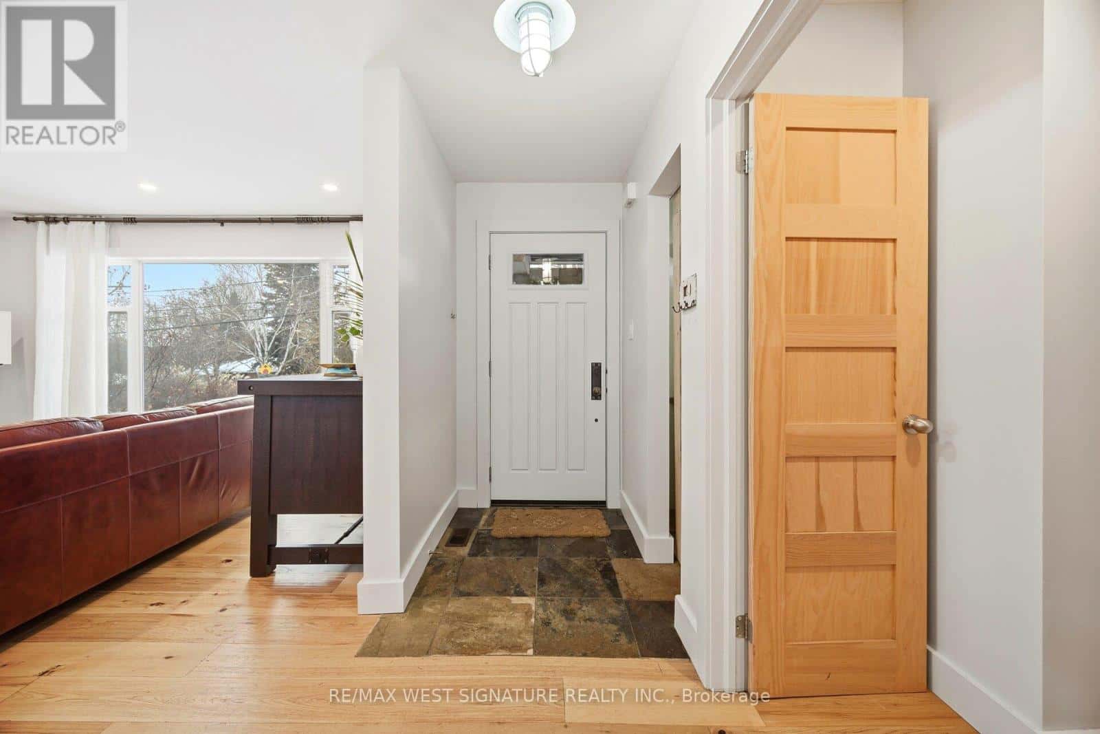 478 MAIN STREET — King (Schomberg), Ontario - Photo 4 of 37