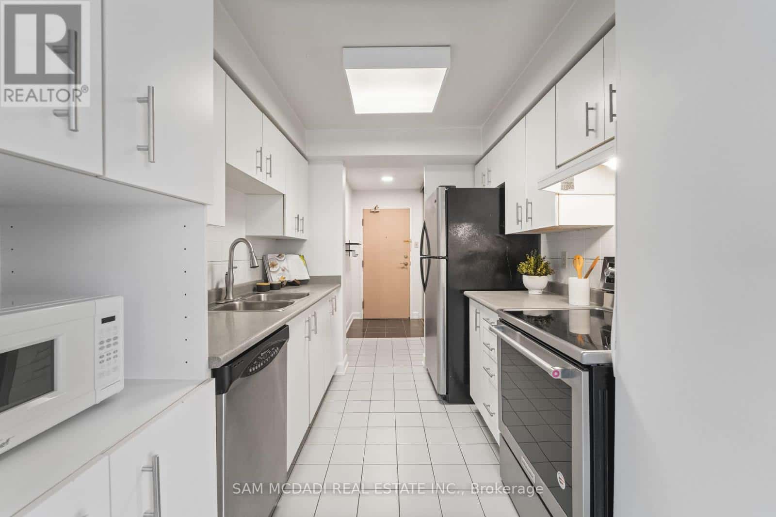 305 - 330 RATHBURN ROAD W — Mississauga (City Centre), Ontario - Photo 2 of 27