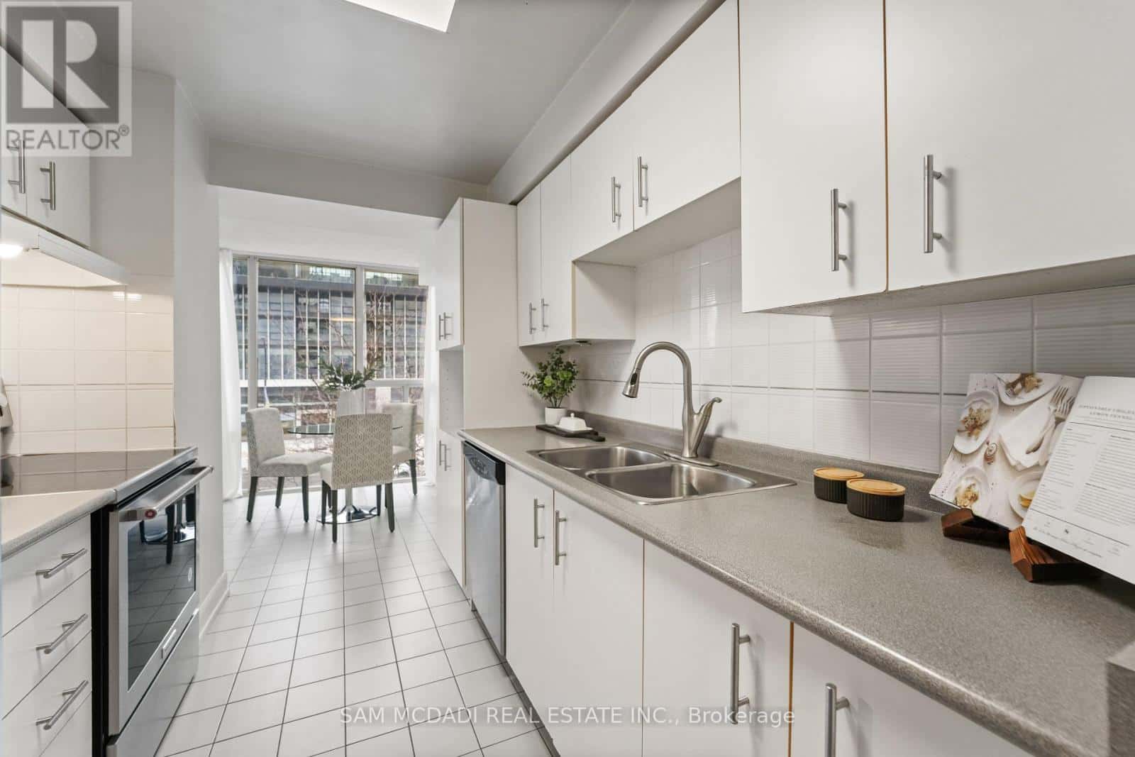 305 - 330 RATHBURN ROAD W — Mississauga (City Centre), Ontario - Photo 4 of 27