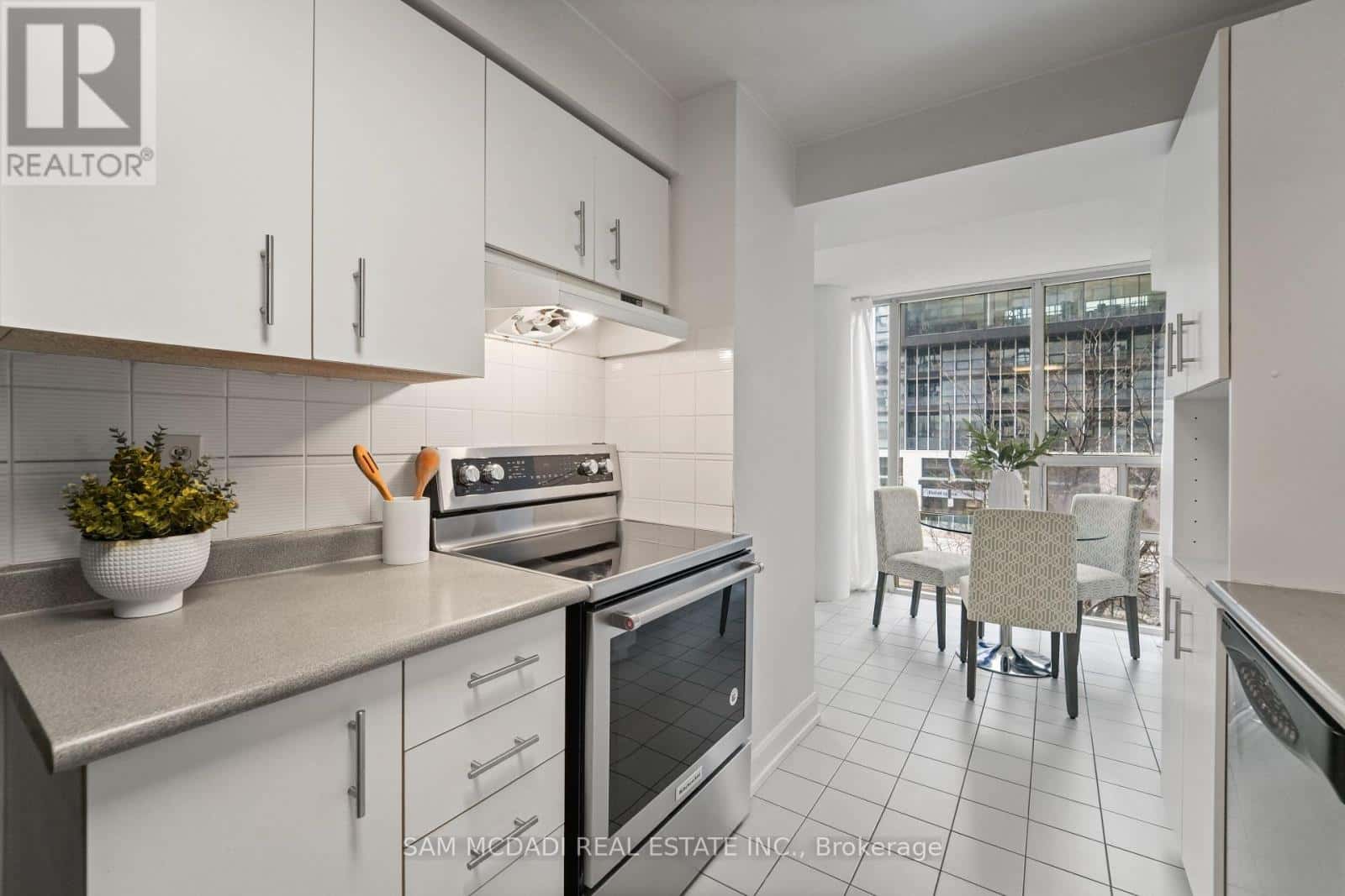 305 - 330 RATHBURN ROAD W — Mississauga (City Centre), Ontario - Photo 5 of 27