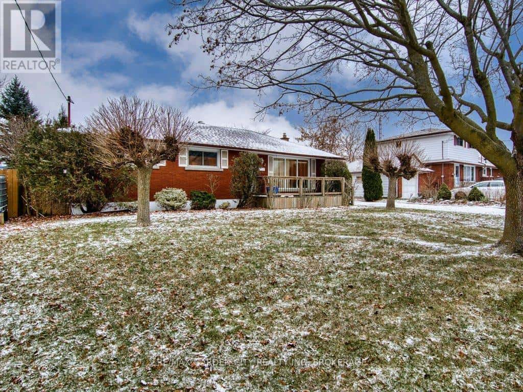 2 SIKORSKI AVENUE — St. Catharines (Carlton/Bunting), Ontario - Photo 2 of 49