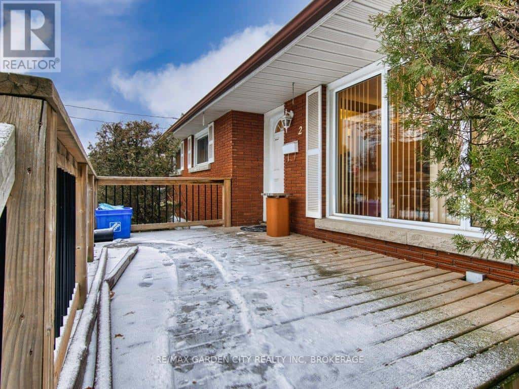 2 SIKORSKI AVENUE — St. Catharines (Carlton/Bunting), Ontario - Photo 4 of 49