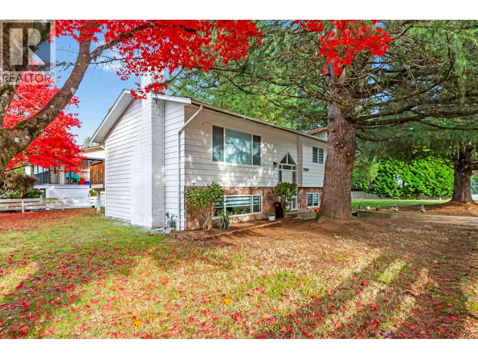 21099 BERRY AVENUE — Maple Ridge, British Columbia - Photo 2 of 40