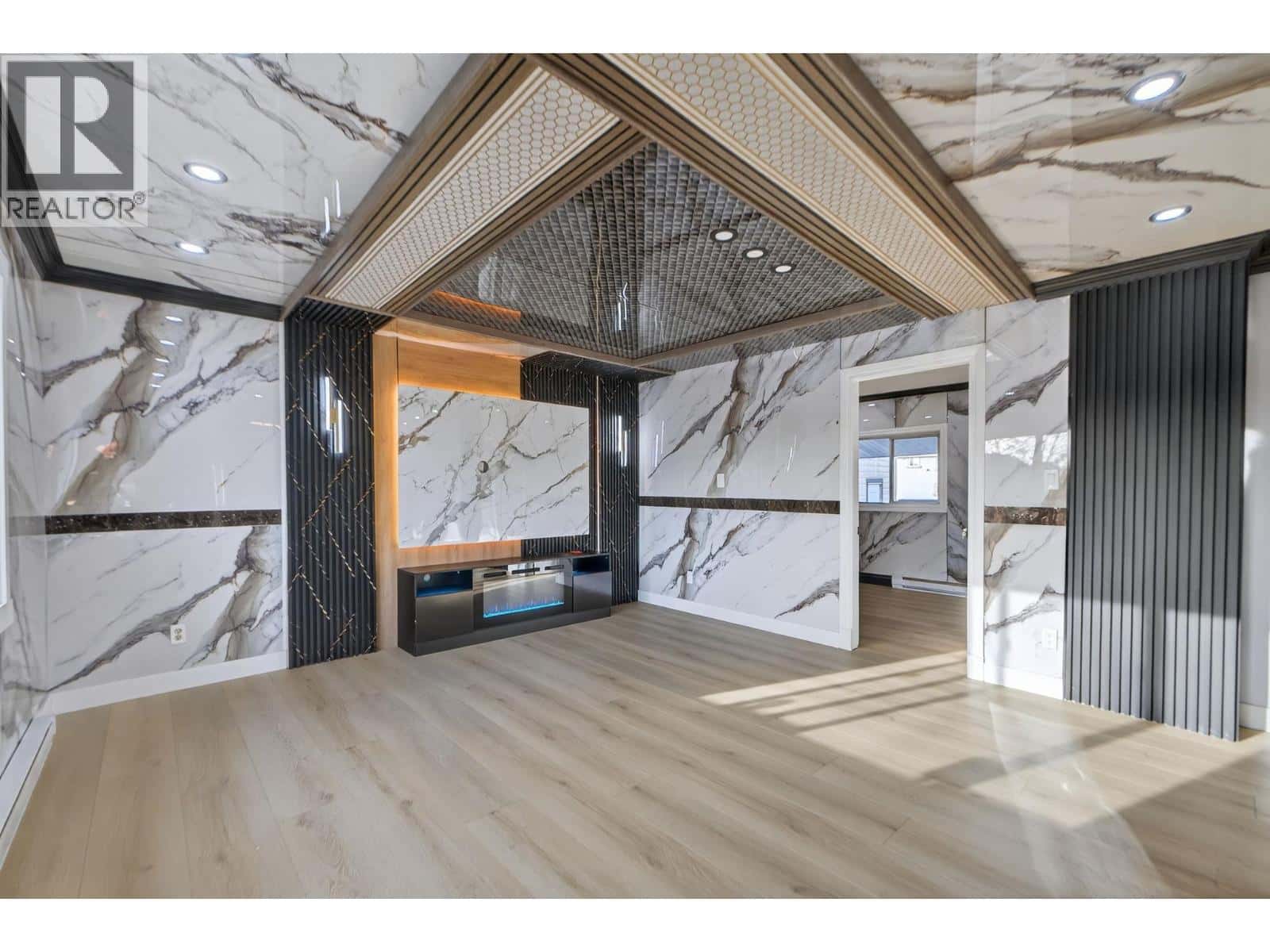 803 EWEN AVENUE — New Westminster, British Columbia - Photo 3 of 28