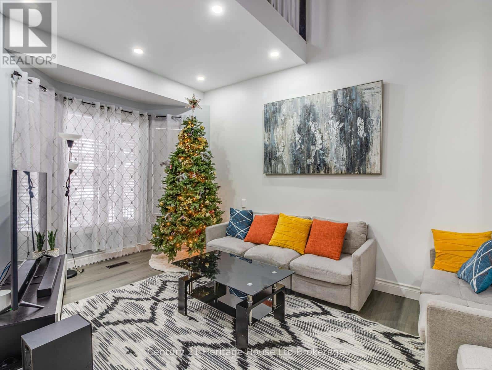 8 MOHICAN DRIVE — Woodstock (Woodstock - North), Ontario - Photo 2 of 21