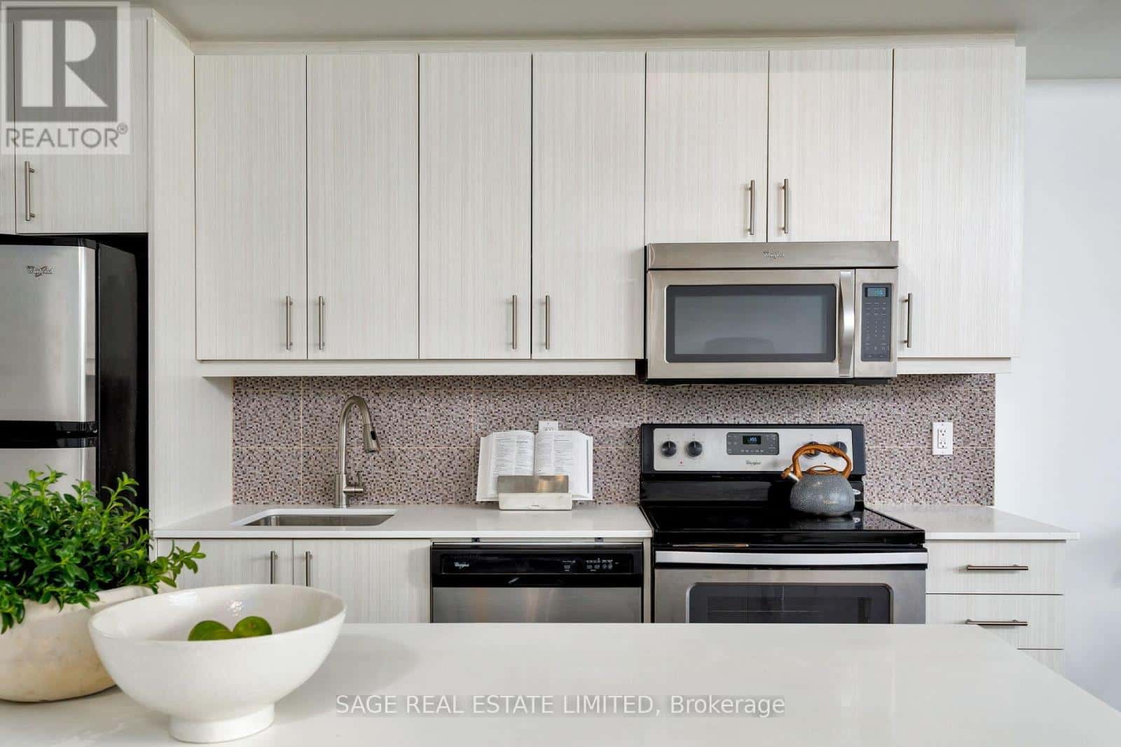 401 - 760 THE QUEENSWAY — Toronto (Stonegate-Queensway), Ontario - Photo 4 of 43