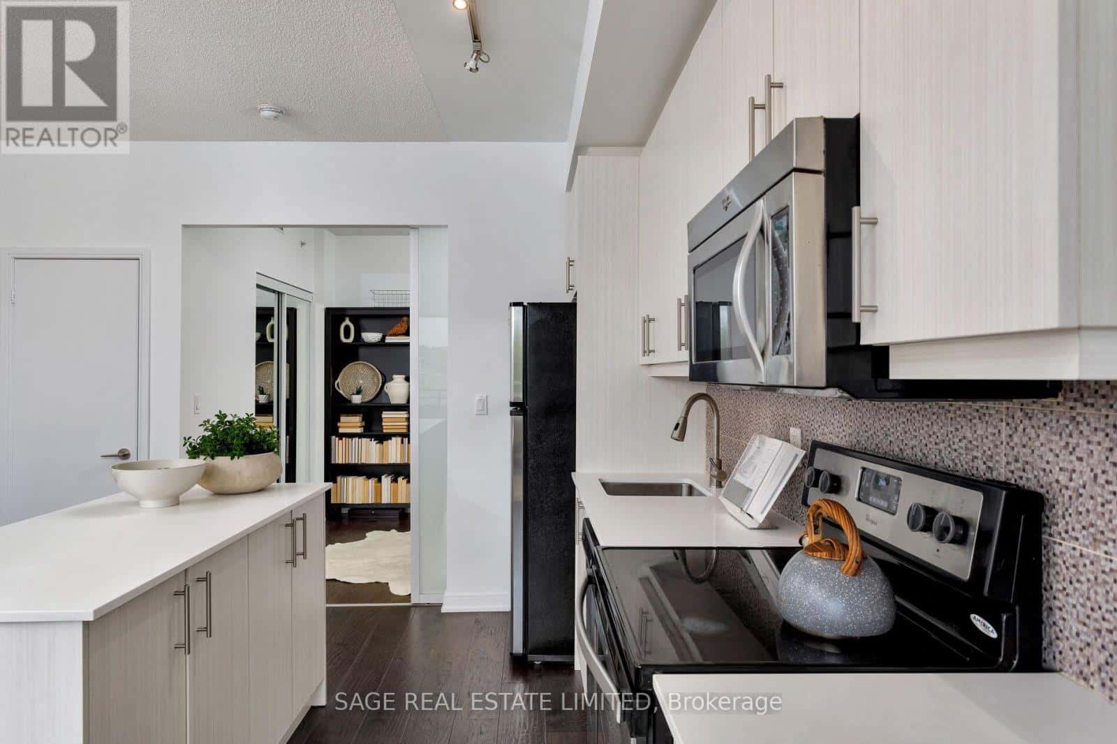 401 - 760 THE QUEENSWAY — Toronto (Stonegate-Queensway), Ontario - Photo 5 of 43