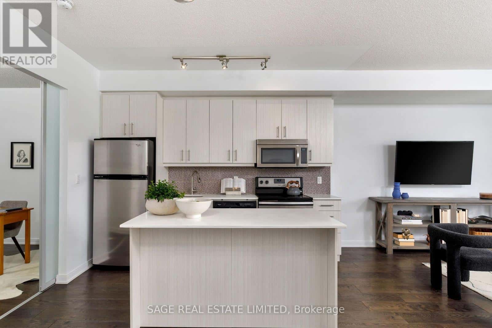 401 - 760 THE QUEENSWAY — Toronto (Stonegate-Queensway), Ontario - Photo 3 of 43