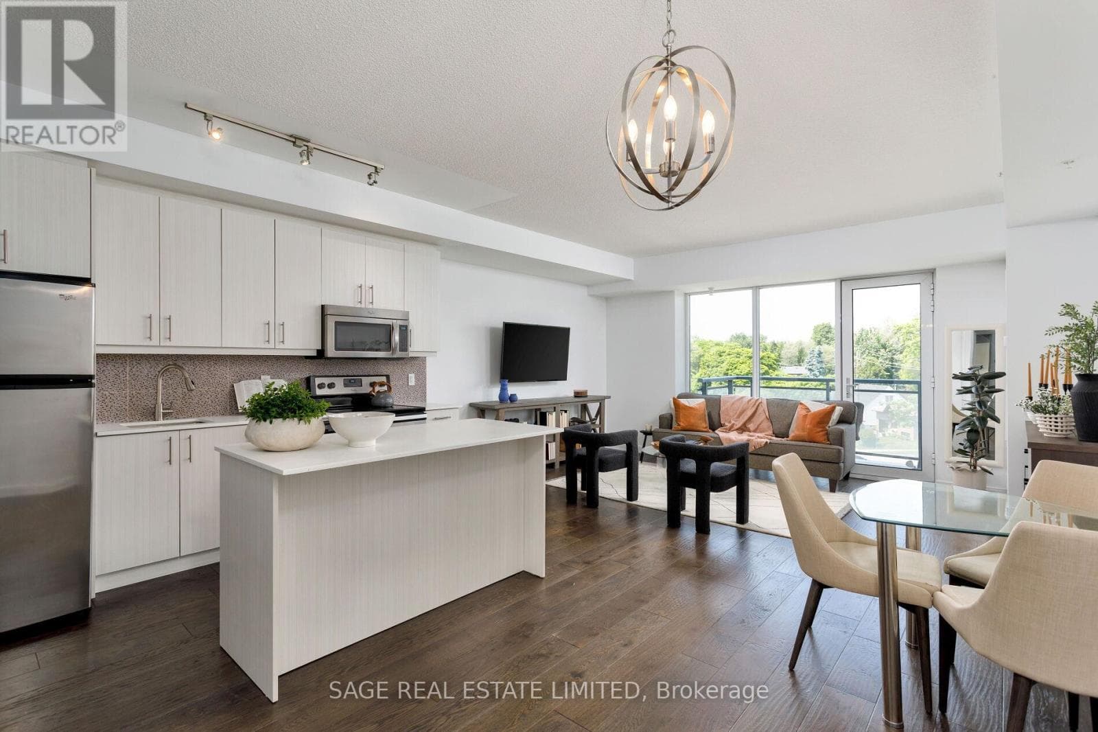 401 - 760 THE QUEENSWAY — Toronto (Stonegate-Queensway), Ontario - Main photo