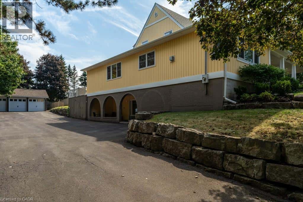 196 DUNDAS Street E — Waterdown, Ontario - Photo 5 of 50