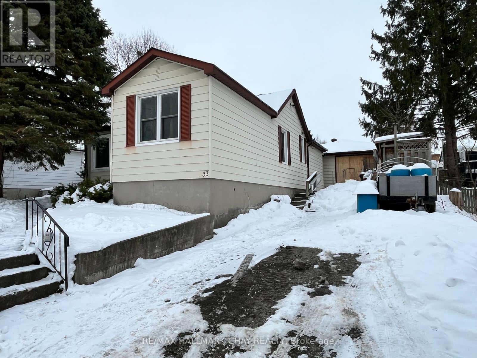 33 BALDWIN LANE — Barrie (Allandale Heights), Ontario - Photo 2 of 4