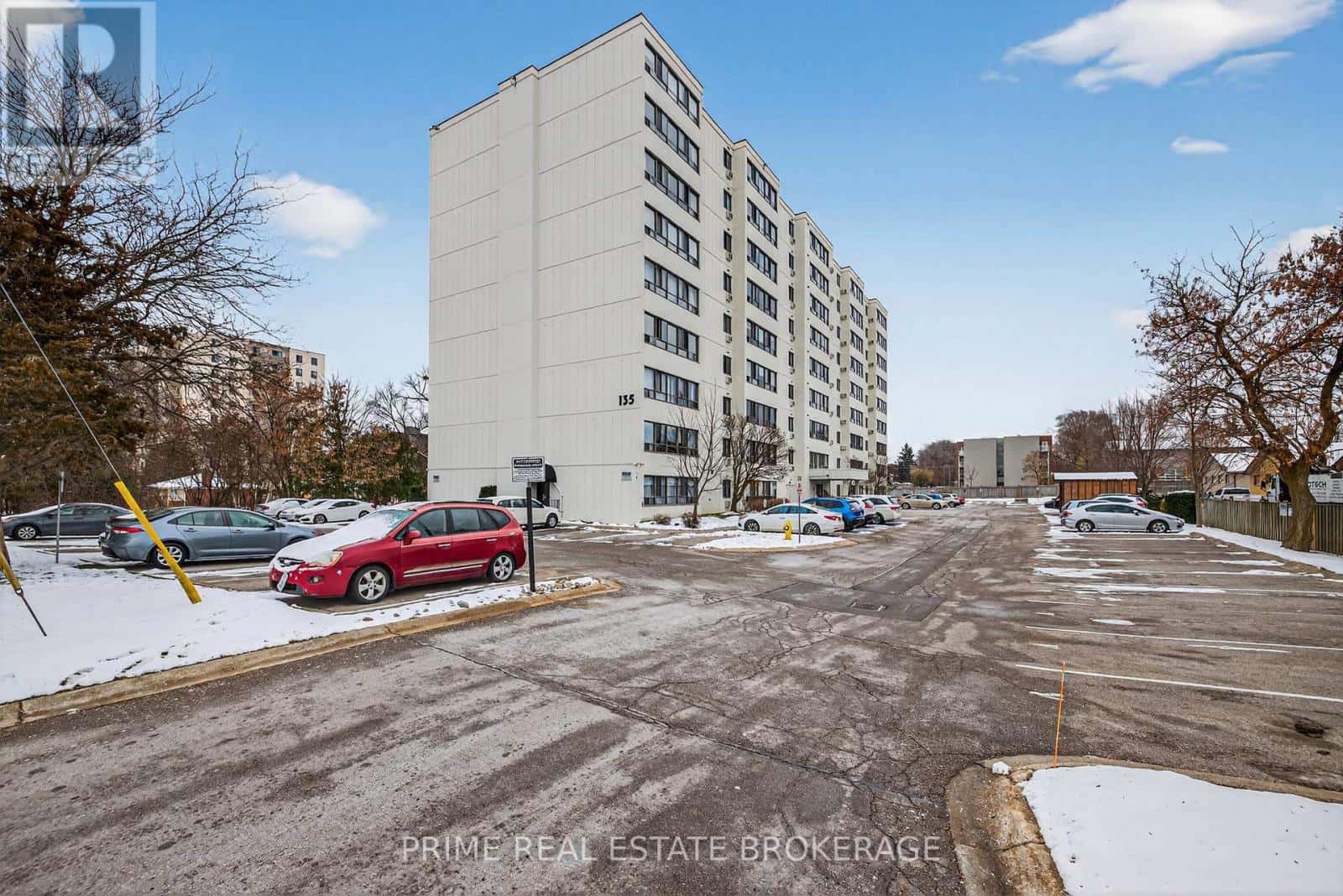 102 - 135 BASELINE ROAD W — London South (South E), Ontario - Photo 2 of 33