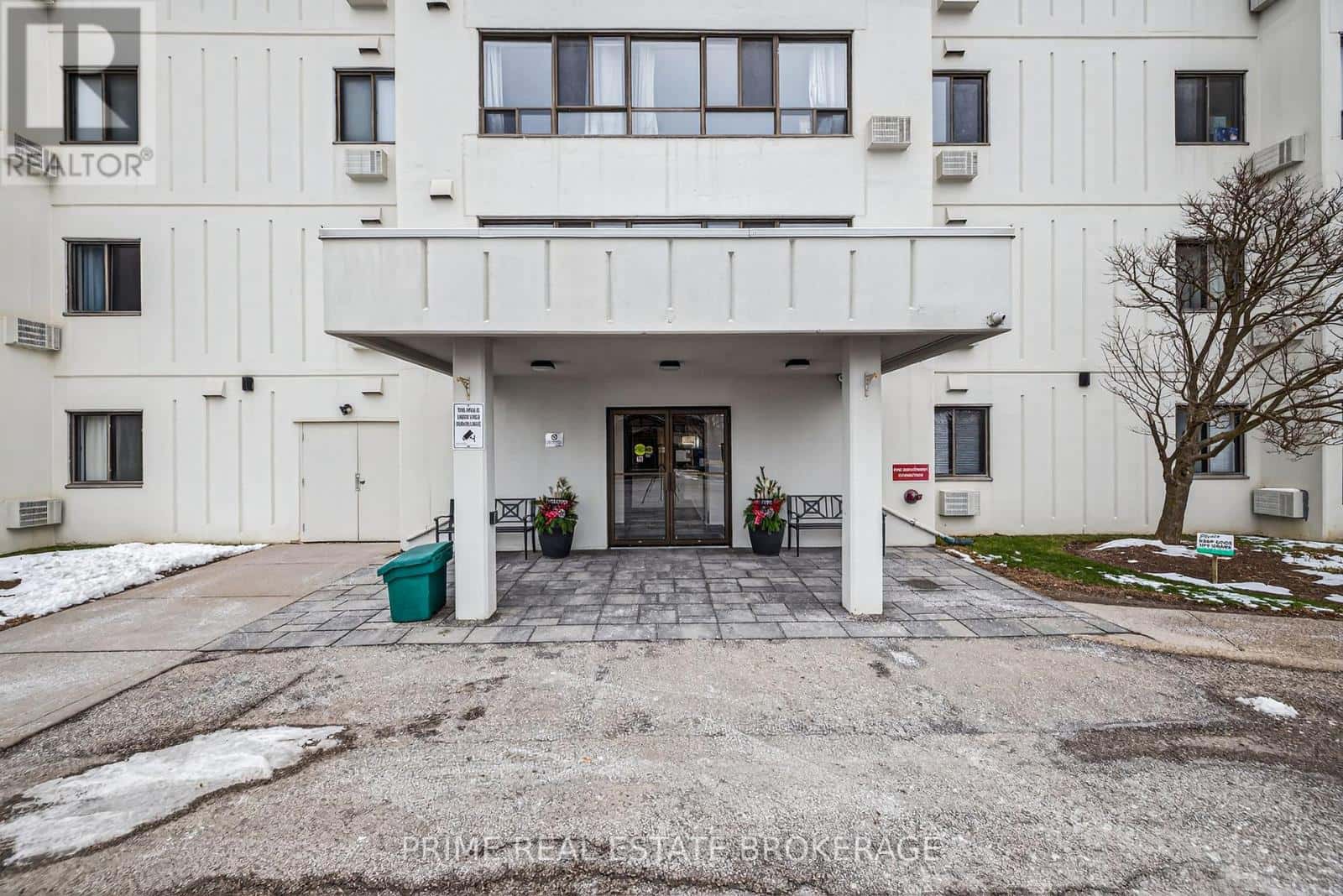 102 - 135 BASELINE ROAD W — London South (South E), Ontario - Photo 3 of 33