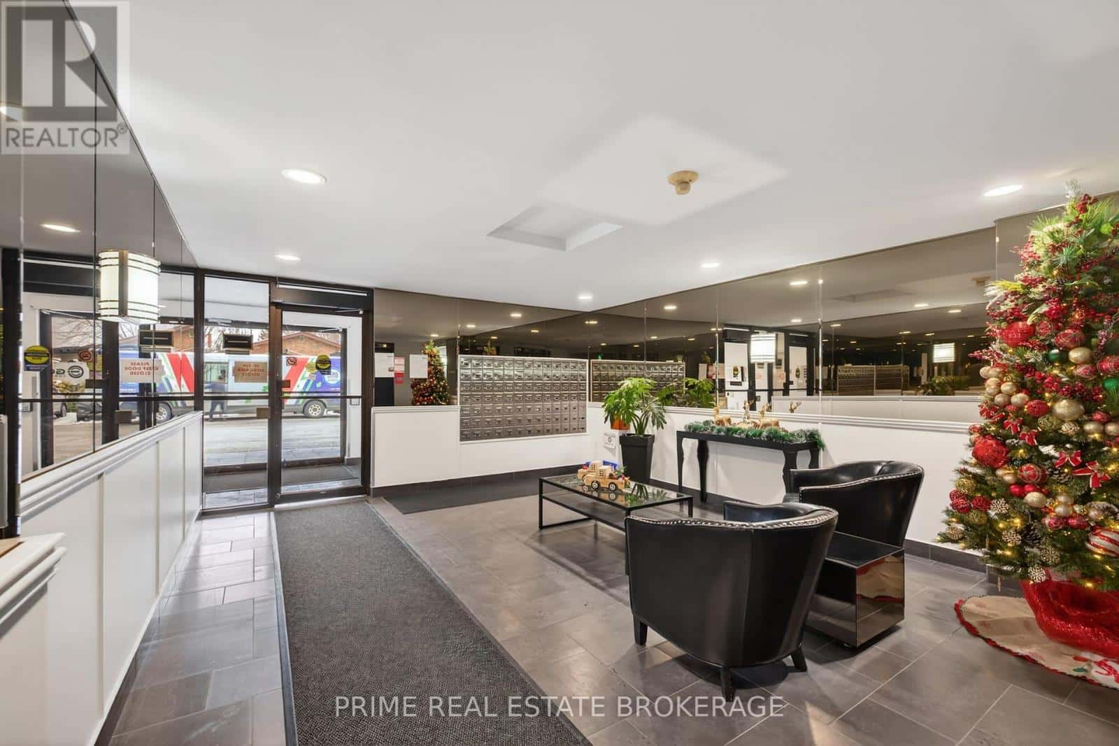 102 - 135 BASELINE ROAD W — London South (South E), Ontario - Photo 4 of 33