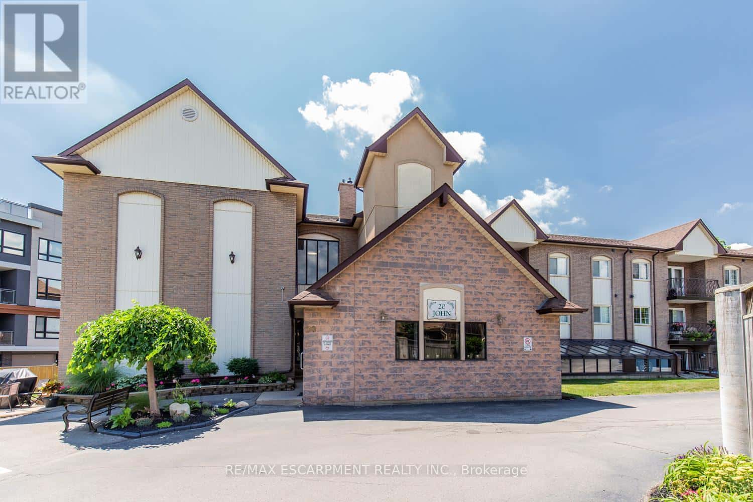 110 - 20 JOHN STREET — Grimsby (Grimsby East), Ontario - Photo 2 of 25