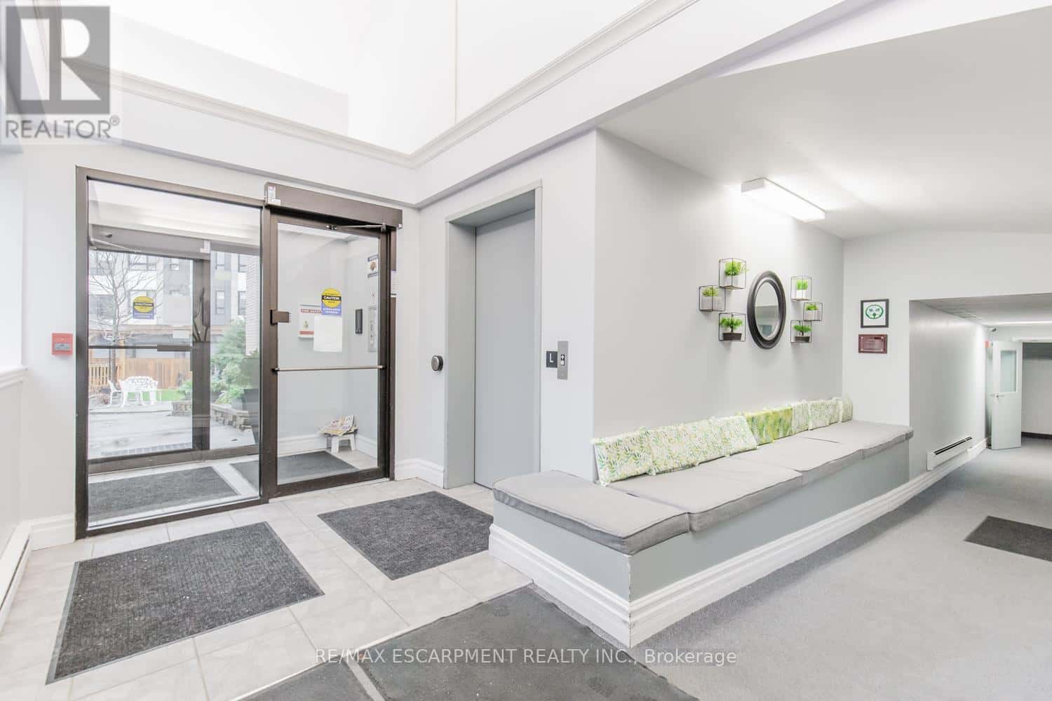 110 - 20 JOHN STREET — Grimsby (Grimsby East), Ontario - Photo 3 of 25