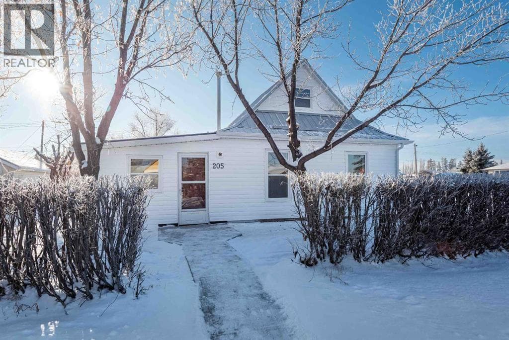 205 Trochu Avenue — Trochu, Alberta - Main photo