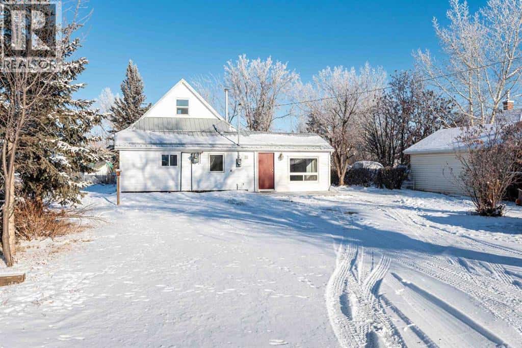 205 Trochu Avenue — Trochu, Alberta - Photo 4 of 23