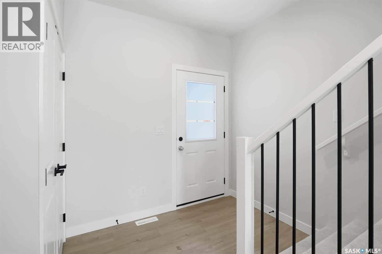 422 Cockcroft PLACE — Saskatoon, Saskatchewan - Photo 3 of 36