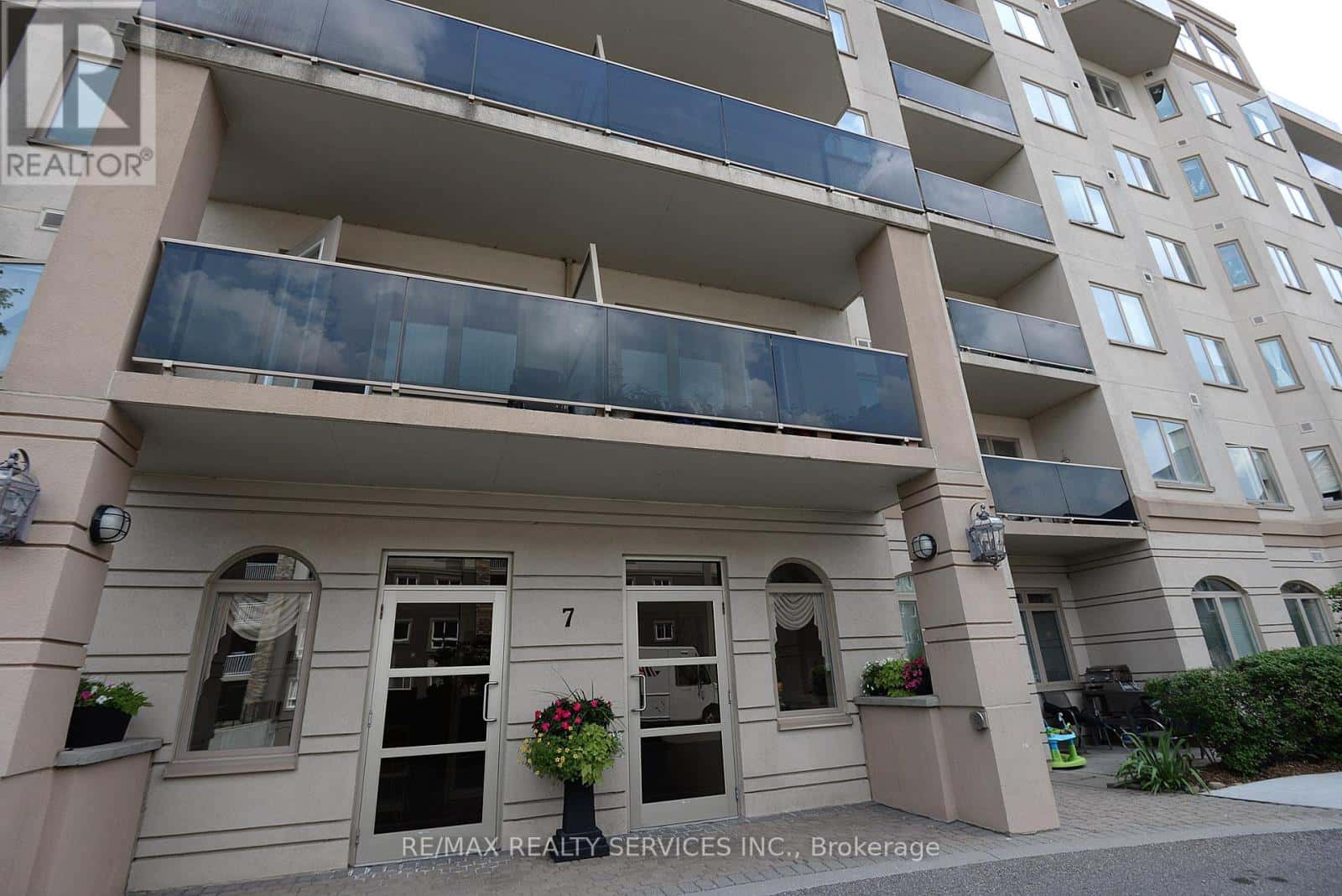 703 - 7 DAYSPRING CIRCLE — Brampton (Goreway Drive Corridor), Ontario - Photo 3 of 50