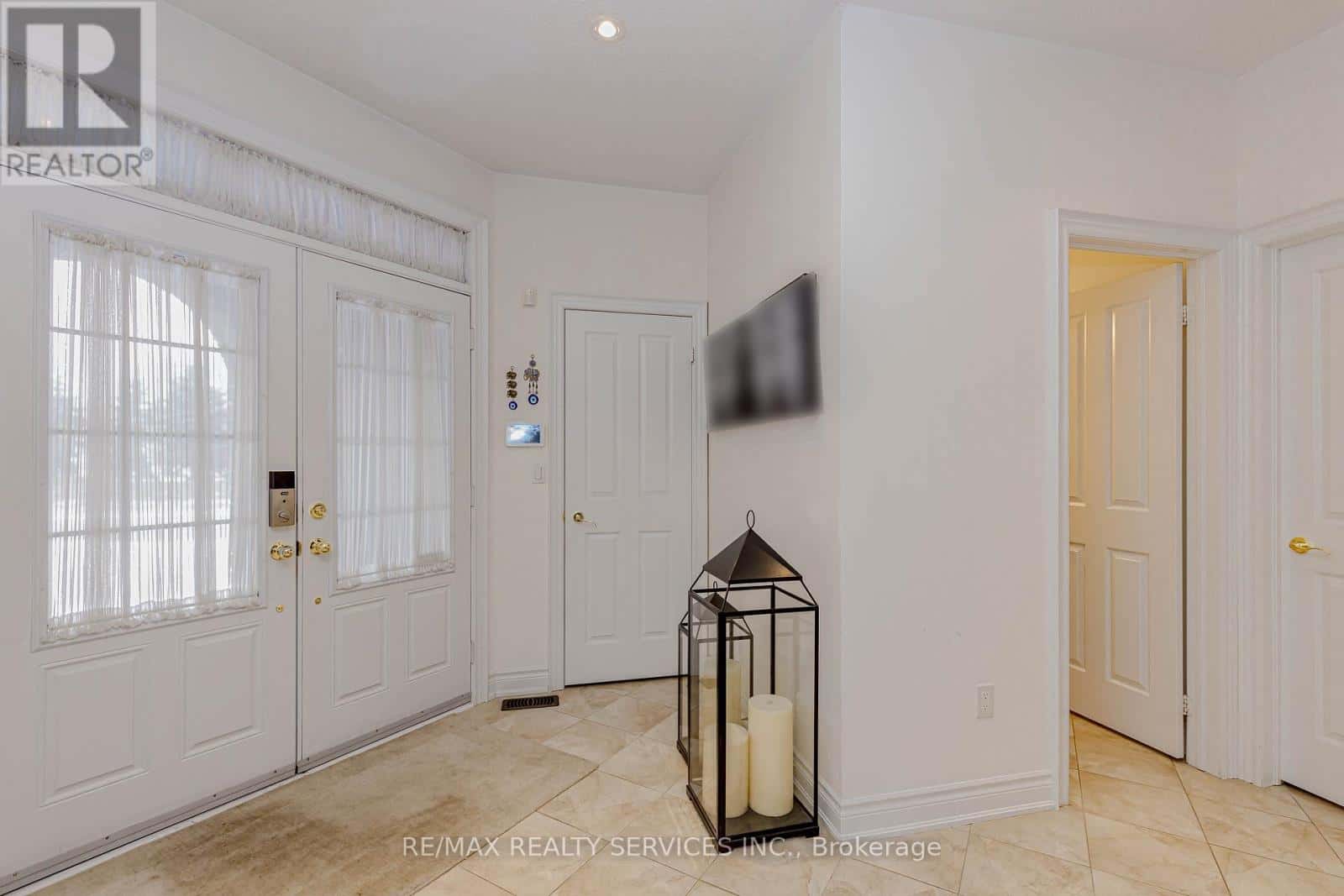 132 BLOOMSBURY AVENUE — Brampton (Vales of Castlemore), Ontario - Photo 4 of 50