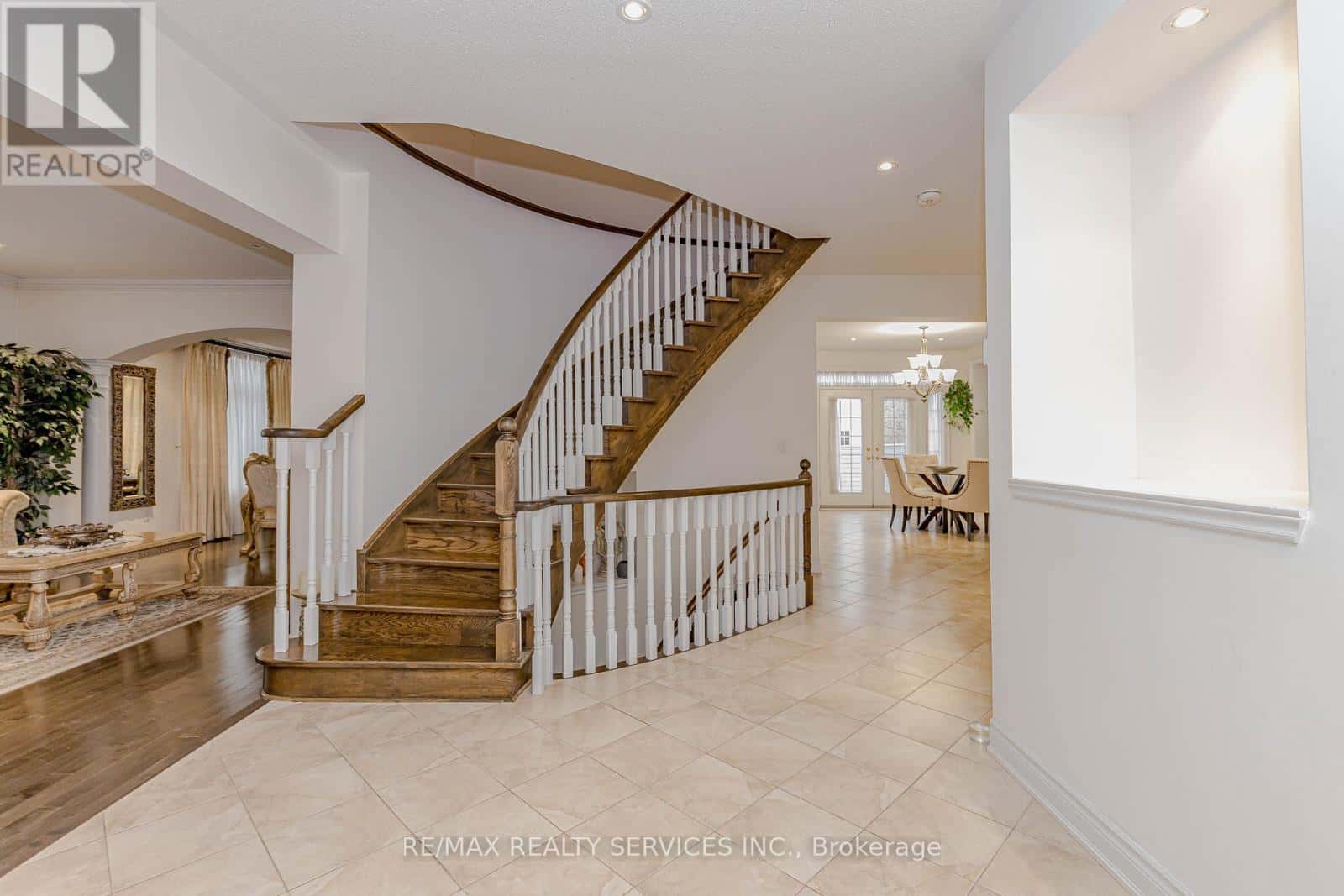 132 BLOOMSBURY AVENUE — Brampton (Vales of Castlemore), Ontario - Photo 5 of 50