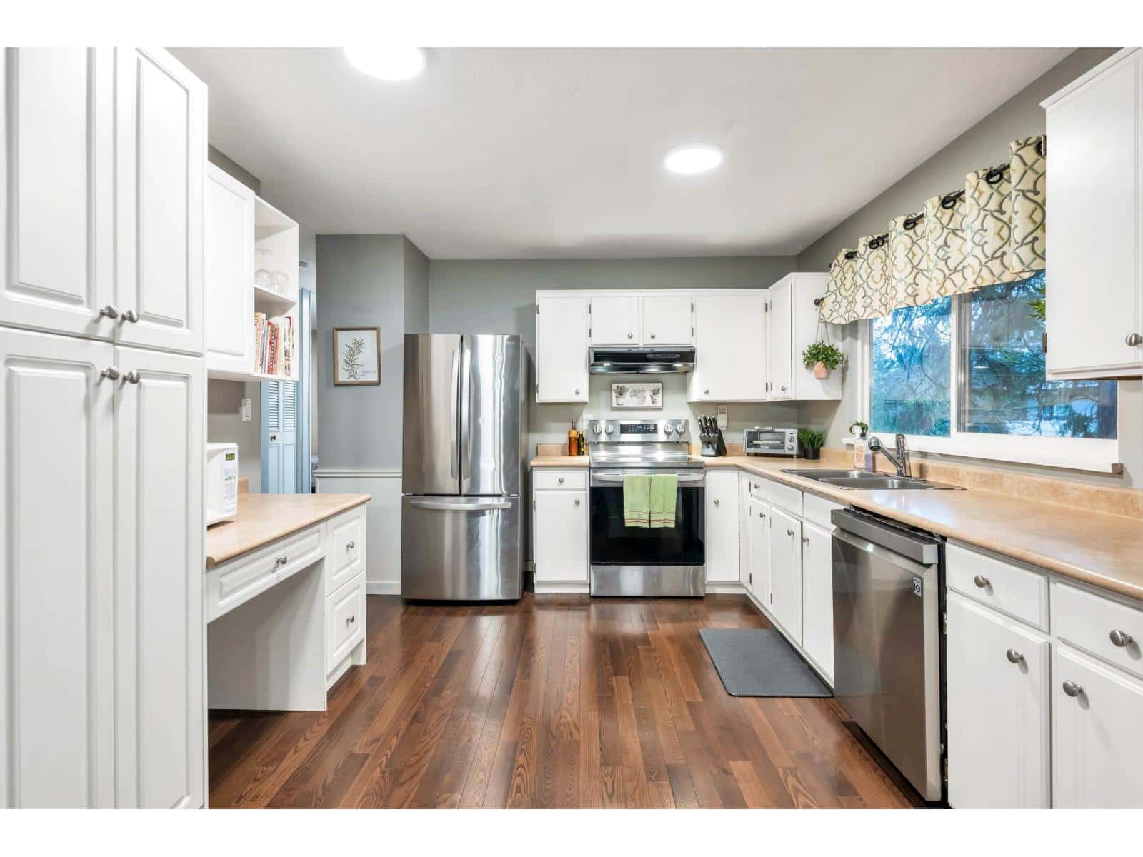 4932 205 STREET — Langley, British Columbia - Photo 4 of 35