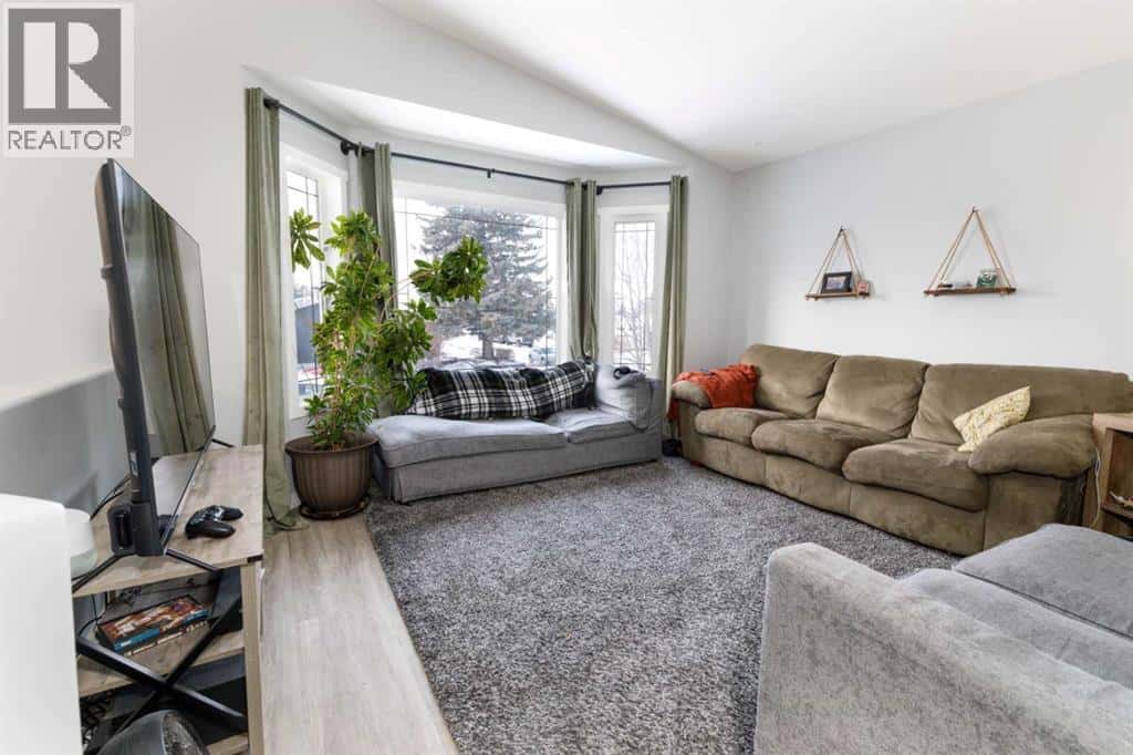 4414 48 Avenue — Innisfail, Alberta - Photo 2 of 25