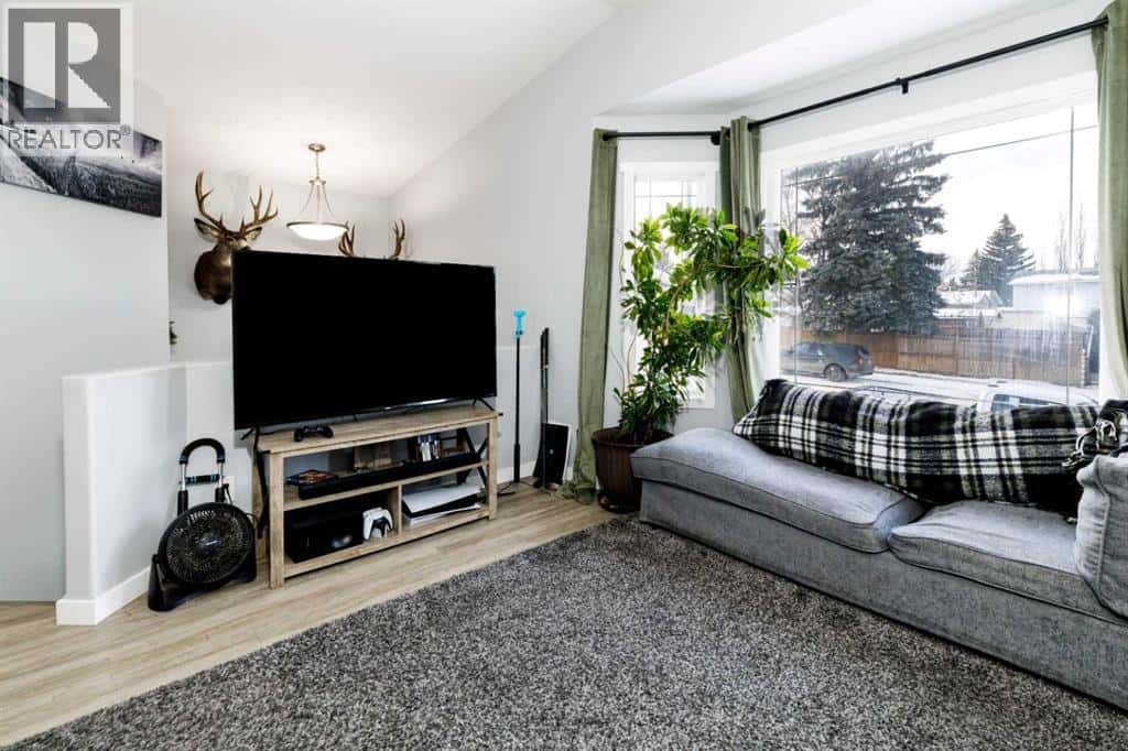 4414 48 Avenue — Innisfail, Alberta - Photo 3 of 25