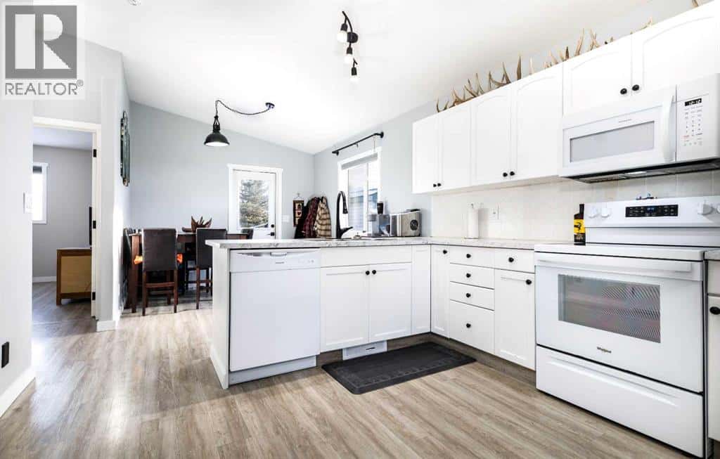 4414 48 Avenue — Innisfail, Alberta - Photo 5 of 25