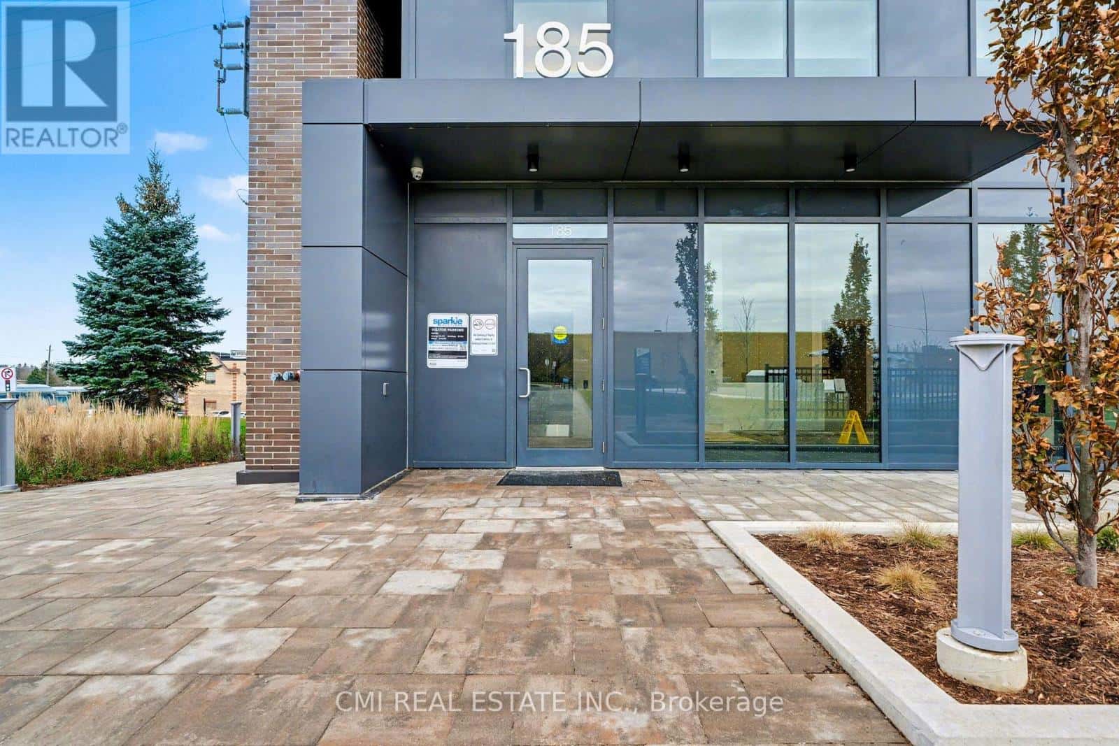 311 - 185 DEERFIELD ROAD N — Newmarket (Central Newmarket), Ontario - Photo 2 of 26