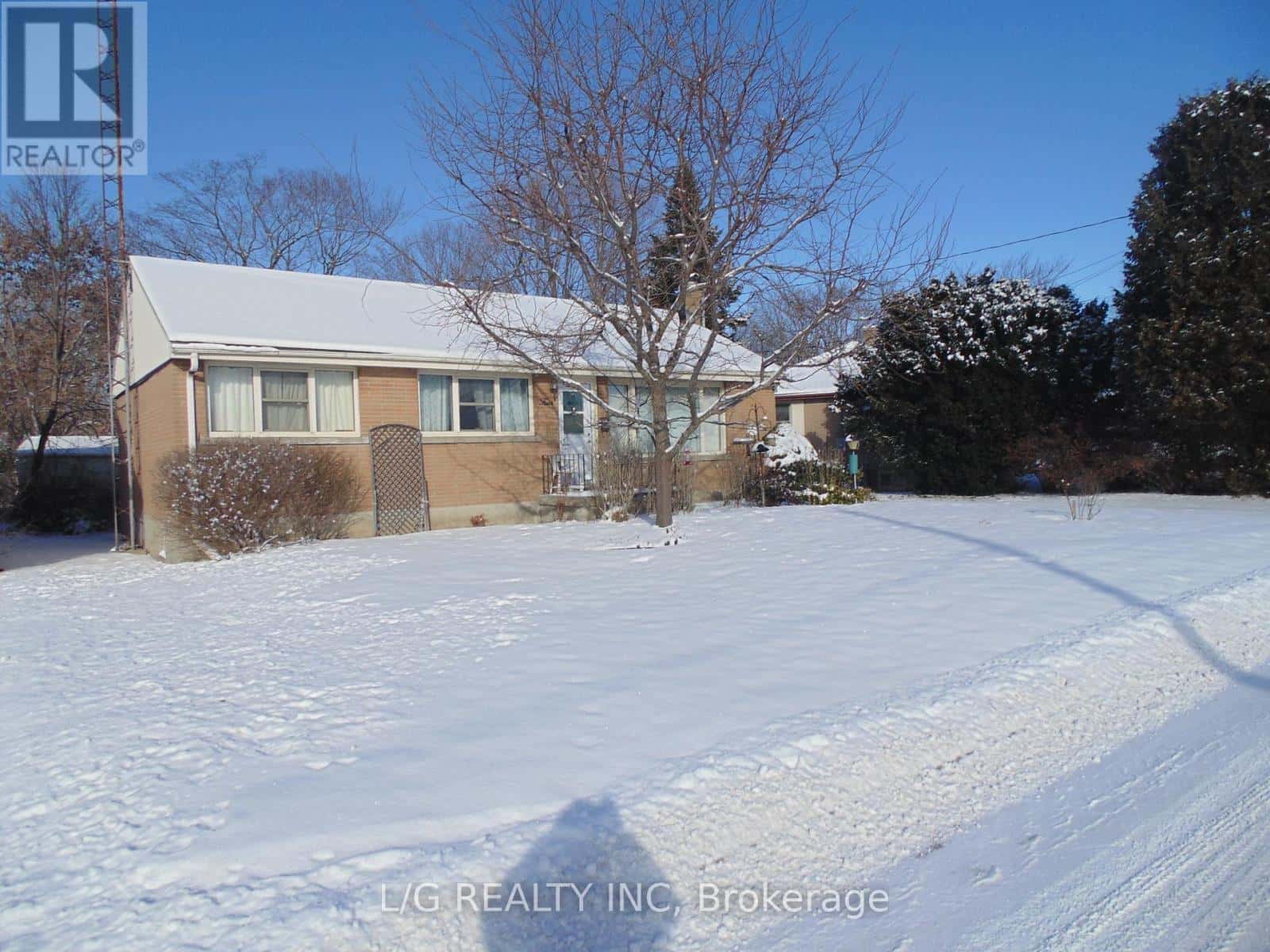 4 BROOKVIEW CRESCENT — Brockville, Ontario - Photo 2 of 21