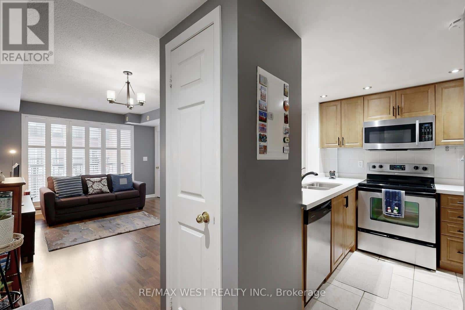 2046 - 3043 FINCH AVENUE W — Toronto (Humbermede), Ontario - Photo 2 of 32