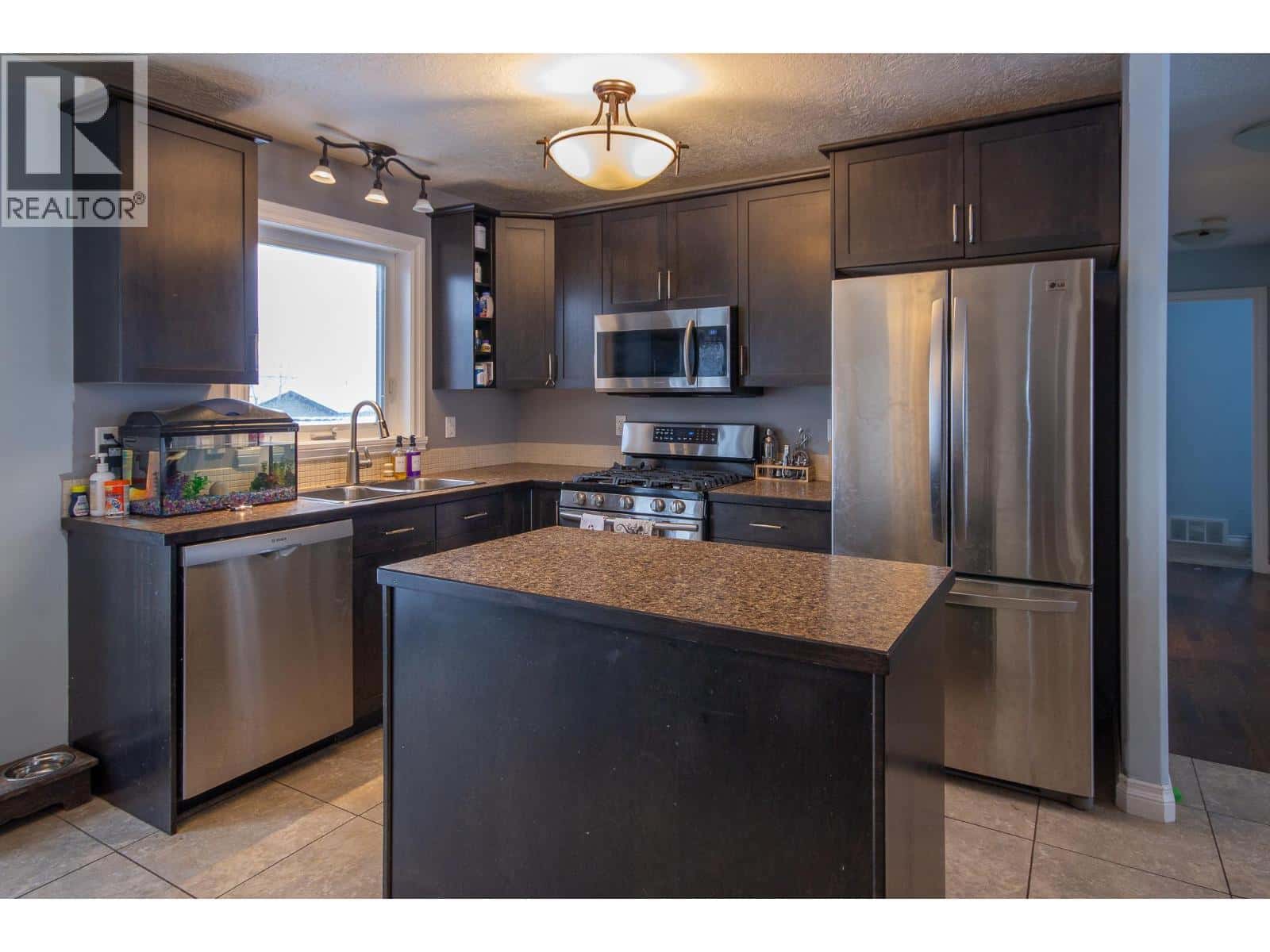 1717 87 Avenue — Dawson Creek, British Columbia - Photo 3 of 25