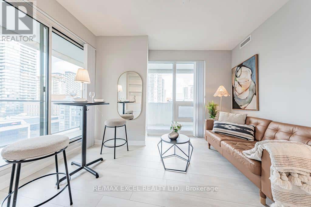 1302 - 2221 YONGE STREET — Toronto (Mount Pleasant West), Ontario - Photo 3 of 33