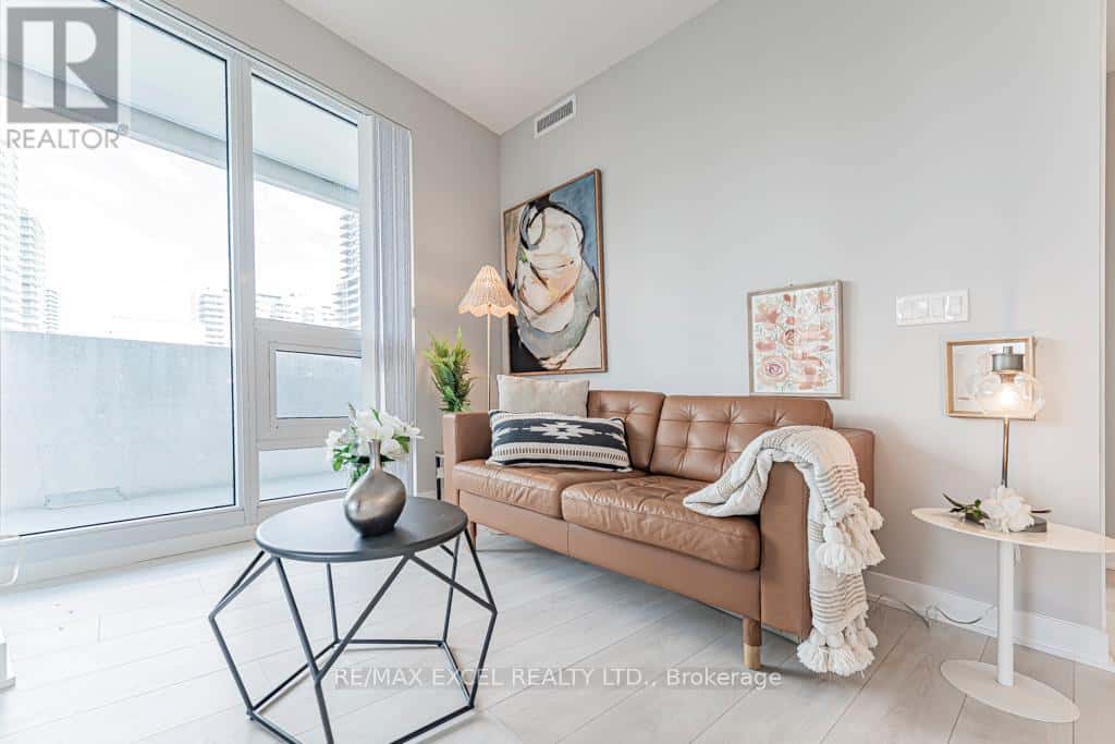 1302 - 2221 YONGE STREET — Toronto (Mount Pleasant West), Ontario - Photo 4 of 33