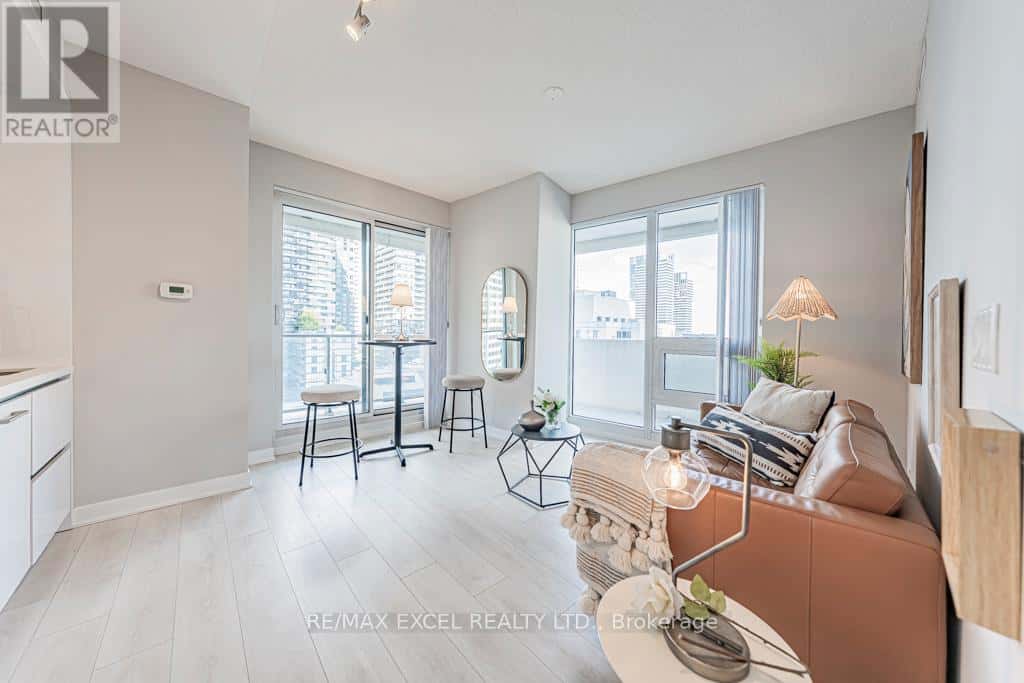 1302 - 2221 YONGE STREET — Toronto (Mount Pleasant West), Ontario - Photo 5 of 33