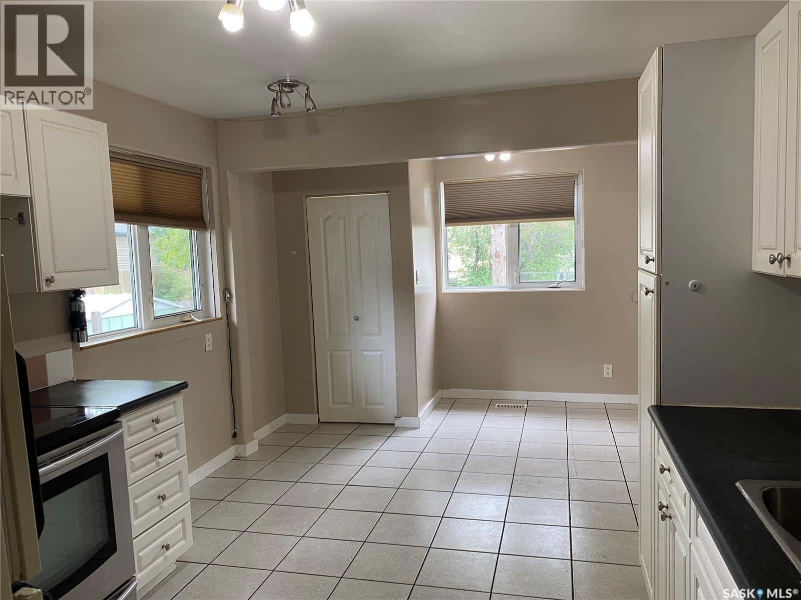 460 Wascana STREET — Regina, Saskatchewan - Photo 5 of 17