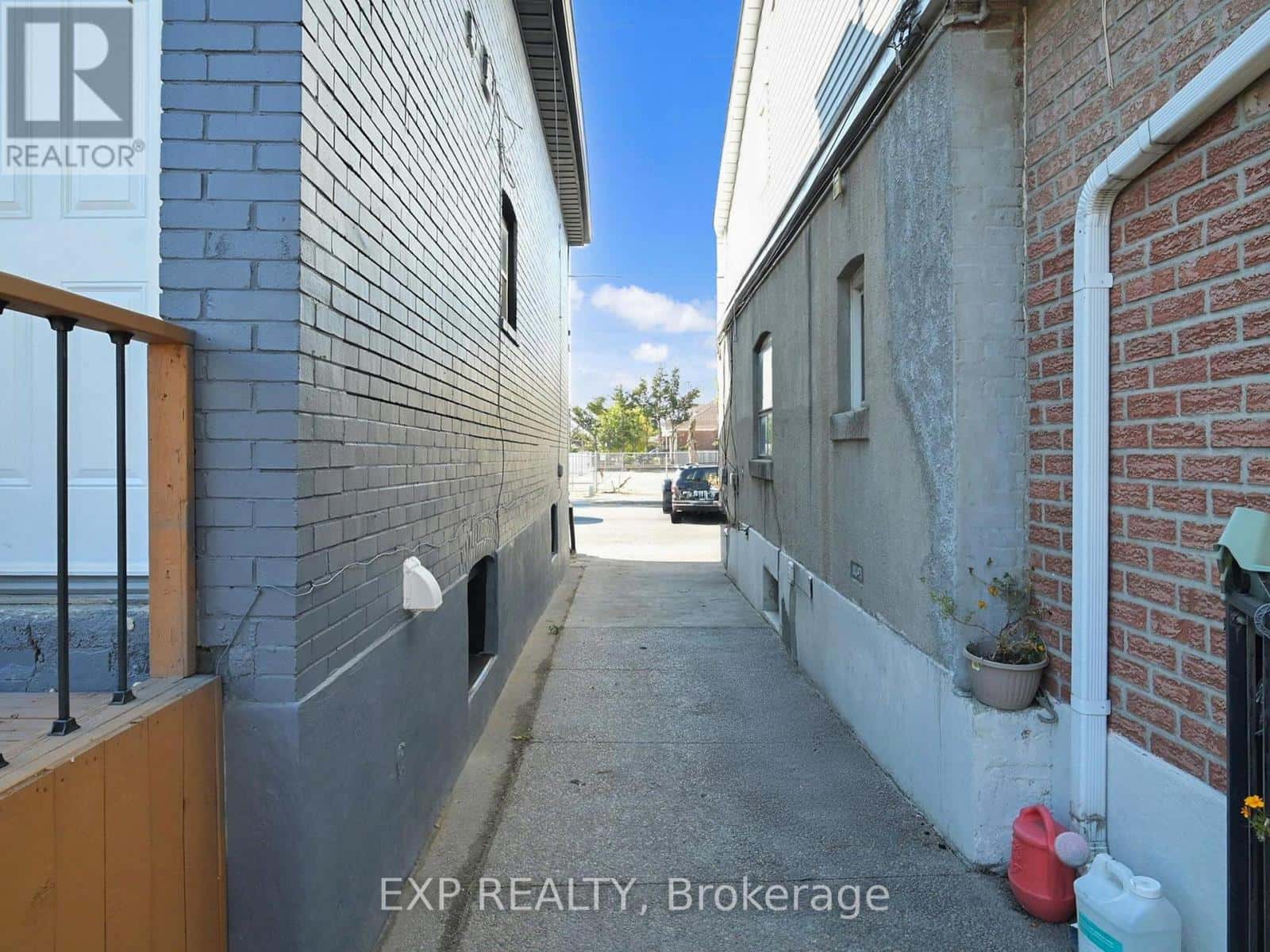 685 JANE STREET — Toronto (Rockcliffe-Smythe), Ontario - Photo 5 of 44