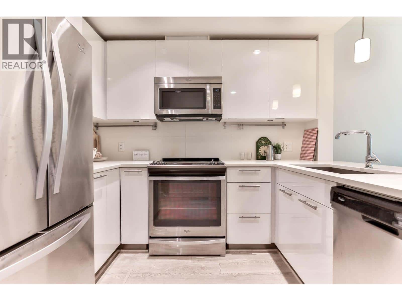 527 723 W 3RD STREET — North Vancouver, British Columbia - Photo 2 of 22