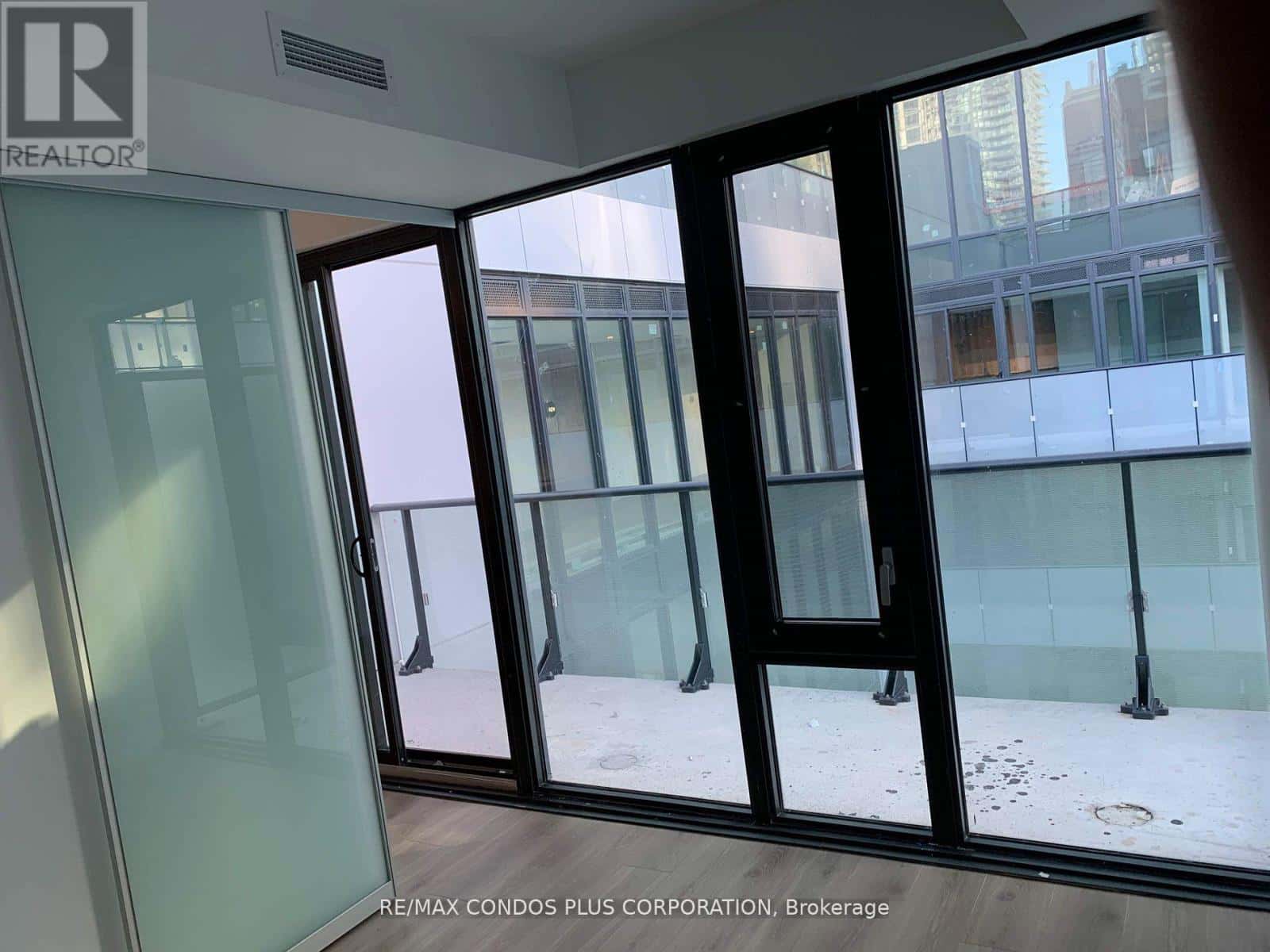 726 - 161 ROEHAMPTON AVENUE — Toronto (Mount Pleasant West), Ontario - Photo 4 of 8