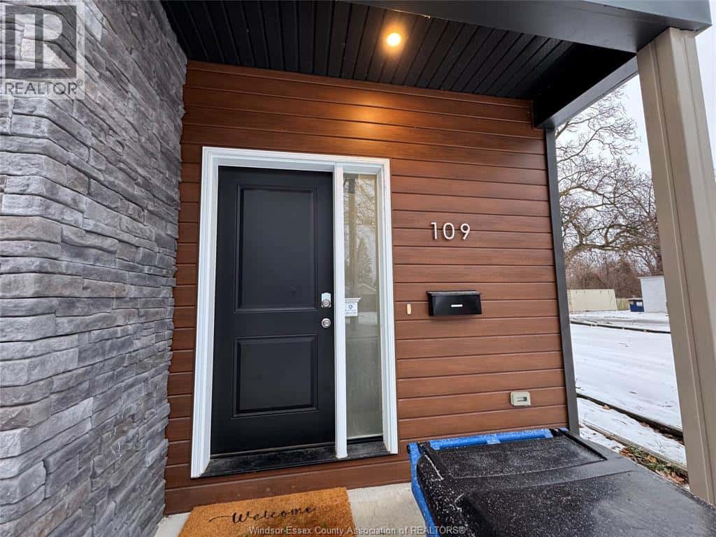 109 KING STREET East — Chatham, Ontario - Photo 2 of 25
