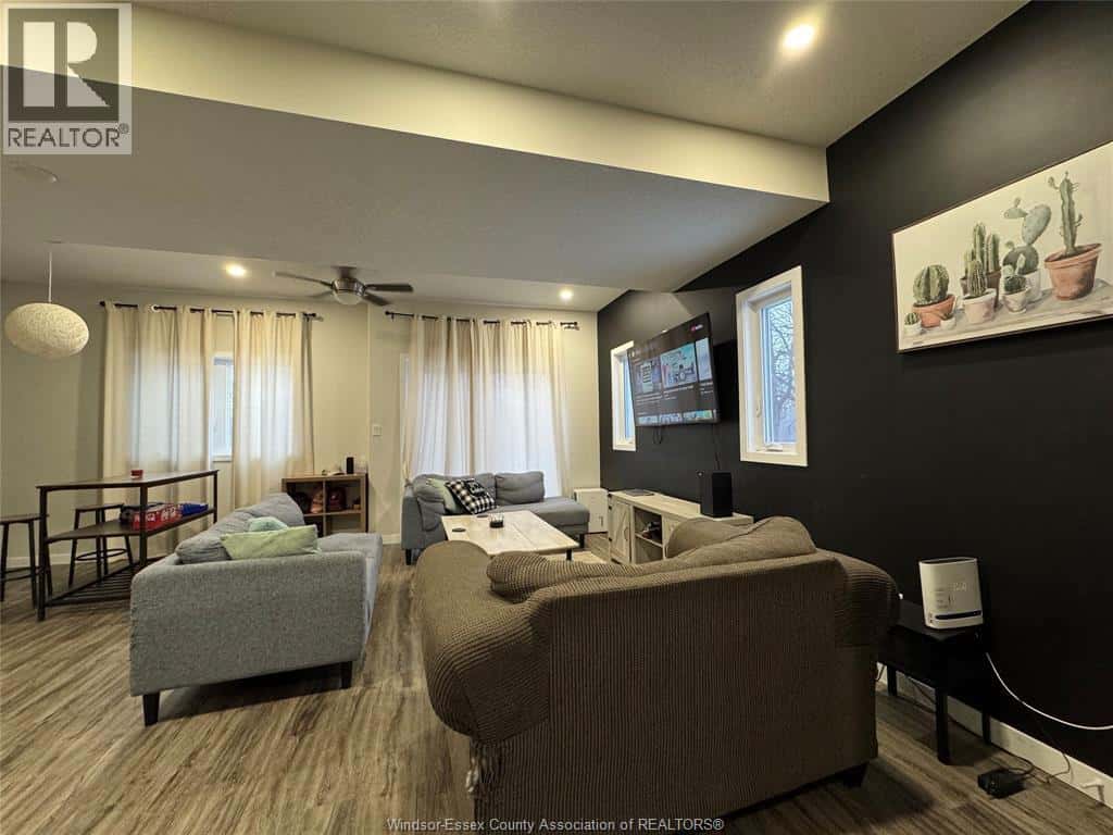 109 KING STREET East — Chatham, Ontario - Photo 4 of 25